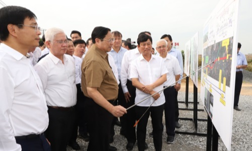Thủ tướng Phạm Minh Chính đi khảo sát một số dự án giao thông trọng điểm tại Bình Dương